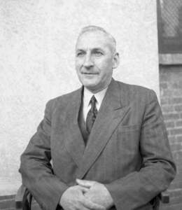 856558 Portret van H.P. de Looff, leraar aardrijkskunde aan de Rijks Hogere Burgerschool (Rijks HBS, Kruisstraat 1) te ...